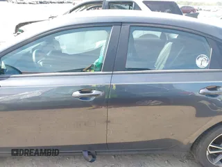 2024 Kia Forte LXS z VIN 3KPF24AD8RE709311, wystawiony jako IAAI lot #42001871 z przebiegiem 22 642 mil mil oraz . Historia ofert i sprzedaży dostępna na DreamBid. Obrazek 14.