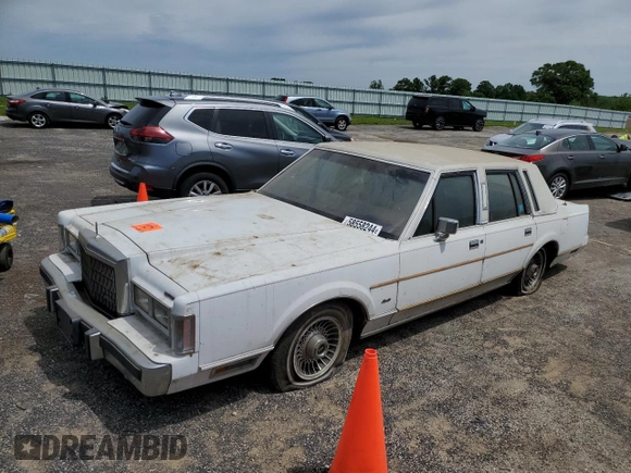 1989 Lincoln Town Car z VIN 1LNBM81F1KY658361, wystawiony jako Copart lot #58558244 z przebiegiem 85 349 mil mil oraz Nie do naprawy • Non repairable. Historia ofert i sprzedaży dostępna na DreamBid. Obrazek 1.