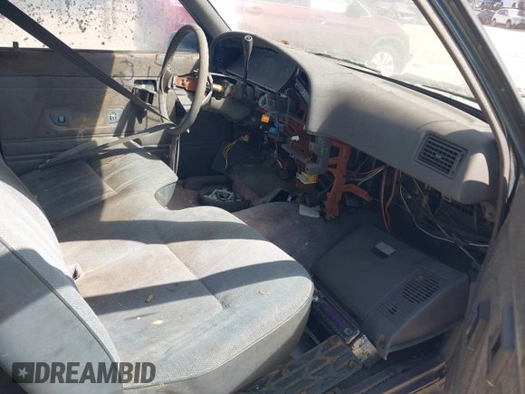 1993 Toyota Pickup DLX z VIN JT4RN93P3P5069851, wystawiony jako IAAI lot #41950116 z przebiegiem 209 937 mil mil oraz . Historia ofert i sprzedaży dostępna na DreamBid. Obrazek 5.