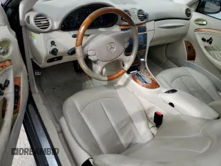 2005 Mercedes-Benz CLK 320 z VIN WDBTJ65J55F157718, wystawiony jako Copart lot #45033595 z przebiegiem 153 639 mil mil oraz Szkody całkowita. Historia ofert i sprzedaży dostępna na DreamBid. Obrazek 8.