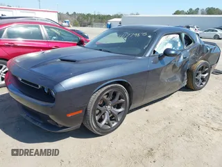 2017 Dodge Challenger SXT z VIN 2C3CDZAG6HH665661, wystawiony jako IAAI lot #41779875 z przebiegiem 97 280 mil mil oraz . Historia ofert i sprzedaży dostępna na DreamBid. Obrazek 17.