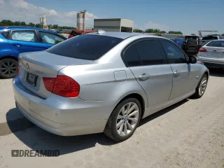 2011 BMW 3 Series 328i xDrive z VIN WBAPK5G50BNN81333, wystawiony jako Copart lot #55957035 z przebiegiem 111 875 mil mil oraz Szkody całkowita. Historia ofert i sprzedaży dostępna na DreamBid. Obrazek 3.