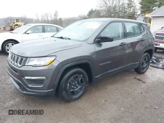 2020 Jeep Compass Sport z VIN 3C4NJCAB4LT253026, wystawiony jako IAAI lot #41897839 z przebiegiem 128 112 mil mil oraz . Historia ofert i sprzedaży dostępna na DreamBid. Obrazek 2.