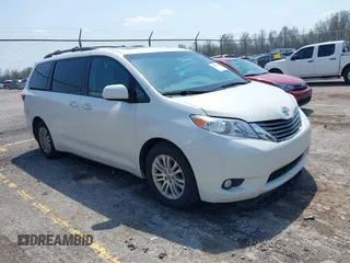 2017 Toyota Sienna XLE Auto Access Seat with VIN 5TDYZ3DC7HS865605, listed as a IAAI auction lot 42027590 with 152,599 mi miles. Bid and sale history available at carsss.com. Image 1.
