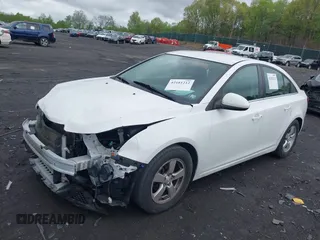 2014 Chevrolet Cruze 1LT z VIN 1G1PC5SBXE7435942, wystawiony jako IAAI lot #42181212 z przebiegiem 113 476 mil mil oraz . Historia ofert i sprzedaży dostępna na DreamBid. Obrazek 2.