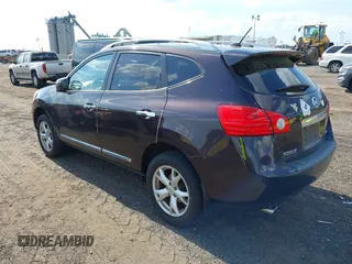 2011 Nissan Rogue S z VIN JN8AS5MV3BW299702, wystawiony jako IAAI lot #42182930 z przebiegiem 116 331 mil mil oraz . Historia ofert i sprzedaży dostępna na DreamBid. Obrazek 3.