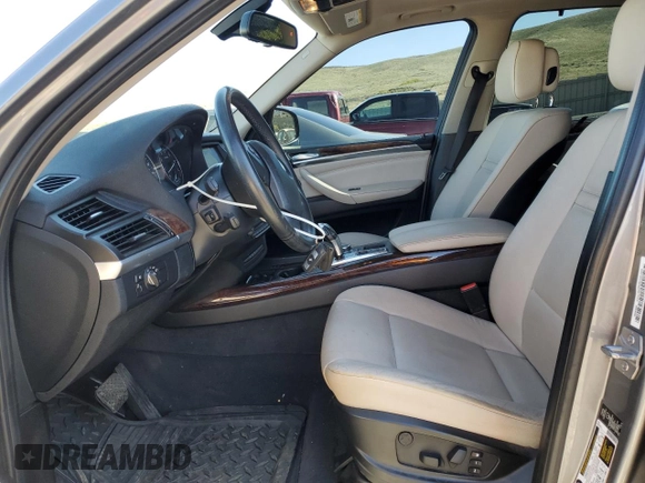 2013 BMW X5 xDrive35i z VIN 5UXZV4C59D0E01402, wystawiony jako Copart lot #55064725 z przebiegiem 108 373 mil mil oraz Szkody całkowita. Historia ofert i sprzedaży dostępna na DreamBid. Obrazek 7.