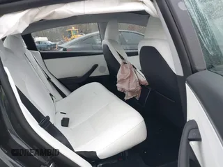 2024 Tesla Model 3 z VIN 5YJ3E1EA9RF858829, wystawiony jako IAAI lot #41160315 z przebiegiem 2 994 mil mil oraz . Historia ofert i sprzedaży dostępna na DreamBid. Obrazek 8.