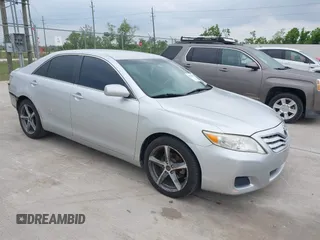 2011 Toyota Camry LE z VIN 4T1BF3EK2BU176977, wystawiony jako IAAI lot #42049457 z przebiegiem 127 876 mil mil oraz . Historia ofert i sprzedaży dostępna na DreamBid. Obrazek 1.