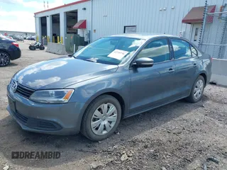 2014 Volkswagen Jetta SE z VIN 3VWD17AJ8EM286230, wystawiony jako IAAI lot #42735736 z przebiegiem 181 617 mil mil oraz . Historia ofert i sprzedaży dostępna na DreamBid. Obrazek 2.