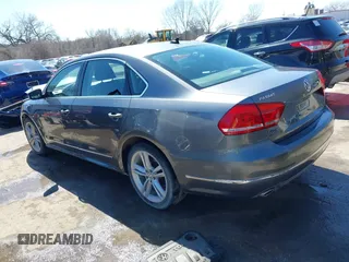 2013 Volkswagen Passat SE z VIN 1VWBN7A3XDC113600, wystawiony jako IAAI lot #41826962 z przebiegiem 121 188 mil mil oraz . Historia ofert i sprzedaży dostępna na DreamBid. Obrazek 3.