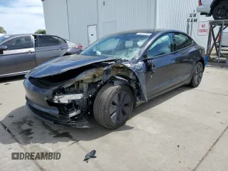 2024 Tesla Model 3 z VIN 5YJ3E1EAXRF718546, wystawiony jako Copart lot #52643595 z przebiegiem 14 844 mil mil oraz Szkody całkowita. Historia ofert i sprzedaży dostępna na DreamBid. Obrazek 1.