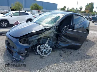 2024 Tesla Model Y z VIN 7SAYGDED2RF032628, wystawiony jako IAAI lot #42507569 z przebiegiem 22 845 mil mil oraz . Historia ofert i sprzedaży dostępna na DreamBid. Obrazek 2.