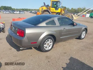 2005 Ford Mustang Deluxe z VIN 1ZVFT80N155216037, wystawiony jako IAAI lot #40280504 z przebiegiem 247 066 mil mil oraz . Historia ofert i sprzedaży dostępna na DreamBid. Obrazek 4.