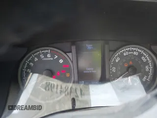 2017 Toyota Tacoma SR5 z VIN 3TMAZ5CN8HM039863, wystawiony jako IAAI lot #42384198 z przebiegiem 53 142 mil mil oraz . Historia ofert i sprzedaży dostępna na DreamBid. Obrazek 7.