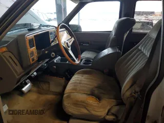 1992 Chevrolet Suburban z VIN 1GNGK26K8NJ330202, wystawiony jako Copart lot #85204074 z przebiegiem 266 388 mil mil oraz Czysty tytuł • Clean title. Historia ofert i sprzedaży dostępna na DreamBid. Obrazek 7.
