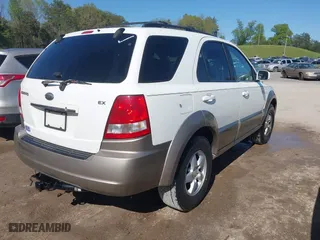 2006 Kia Sorento LX with VIN KNDJC733365574162, listed as a IAAI auction lot 42023261 with 255,338 mi miles. Bid and sale history available at carsss.com. Image 4.