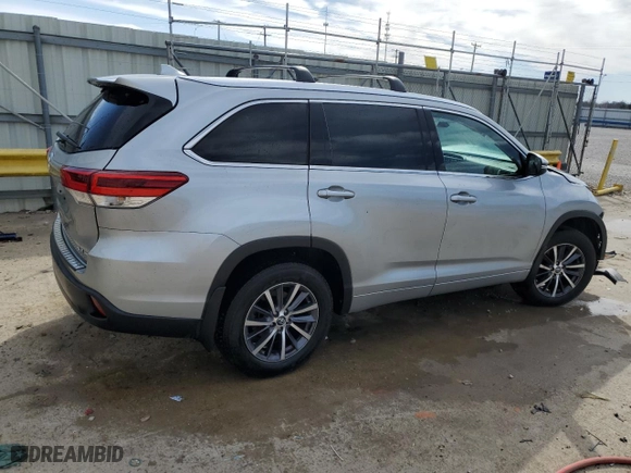 2017 Toyota Highlander XLE with VIN 5TDJZRFH2HS484001, listed as a Copart auction lot 49494205 with 0 mi miles and Non Repairable. Bid and sale history available at carsss.com. Image 3.