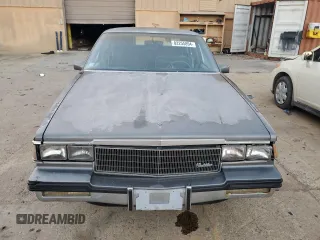 1985 Cadillac Fleetwood z VIN 1G6CB6984F4325337, wystawiony jako Copart lot #82255894 z przebiegiem 46 192 mil mil oraz Czysty tytuł • Clean title. Historia ofert i sprzedaży dostępna na DreamBid. Obrazek 5.
