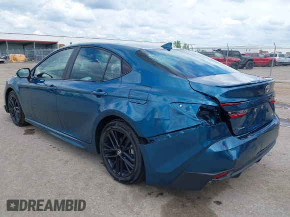 2025 Toyota Camry LE z VIN 4T1DAACK4SU518573, wystawiony jako IAAI lot #42368770 z przebiegiem 30 727 mil mil oraz . Historia ofert i sprzedaży dostępna na DreamBid. Obrazek 3.