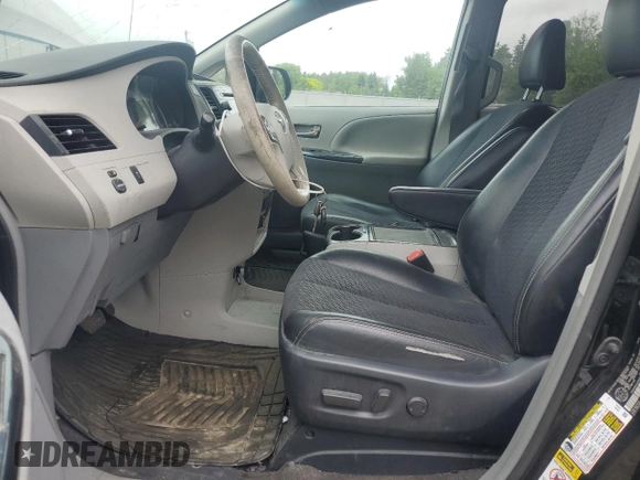 2012 Toyota Sienna SE z VIN 5TDXK3DC4CS200976, wystawiony jako Copart lot #60603595 z przebiegiem 264 300 mil mil oraz Czysty tytuł • Clean title. Historia ofert i sprzedaży dostępna na DreamBid. Obrazek 7.