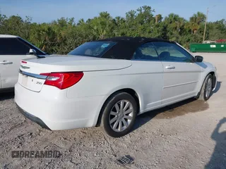 2012 Chrysler 200 Touring z VIN 1C3BCBEB2CN139225, wystawiony jako IAAI lot #42214609 z przebiegiem 101 516 mil mil oraz . Historia ofert i sprzedaży dostępna na DreamBid. Obrazek 4.