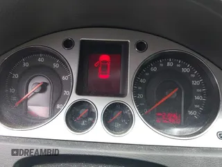 2008 Volkswagen Passat Komfort z VIN WVWAK73C68P042821, wystawiony jako IAAI lot #42320315 z przebiegiem 219 461 mil mil oraz . Historia ofert i sprzedaży dostępna na DreamBid. Obrazek 7.