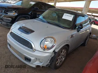2011 MINI Hardtop S с VIN WMWSV3C56BTY15109, выставлен на аукционе IAAI как лот 42506082 с пробегом 93 443 миль миль и . История ставок и продаж доступна на DreamBid. Изображение 13.