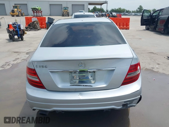 2014 Mercedes-Benz C 250 Sport z VIN WDDGF4HB1EA966634, wystawiony jako IAAI lot #42423577 z przebiegiem 159 296 mil mil oraz . Historia ofert i sprzedaży dostępna na DreamBid. Obrazek 16.