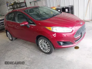 2015 Ford Fiesta Titanium z VIN 3FADP4FJ4FM145171, wystawiony jako IAAI lot #42037440 z przebiegiem 152 385 mil mil oraz . Historia ofert i sprzedaży dostępna na DreamBid. Obrazek 1.