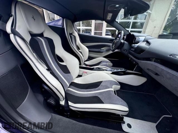 2022 Ferrari F8 z VIN ZFF93LMA1N0275100, wystawiony jako Copart lot #87539545 z przebiegiem 3 660 mil mil oraz Szkoda całkowita • Salvage title. Historia ofert i sprzedaży dostępna na DreamBid. Obrazek 5.
