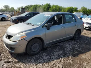2007 Nissan Versa SL z VIN 3N1BC11E77L451507, wystawiony jako Copart lot #59663715 z przebiegiem 132 363 mil mil oraz Szkoda całkowita • Salvage title. Historia ofert i sprzedaży dostępna na DreamBid. Obrazek 1.
