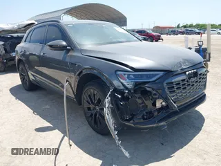 2024 Audi Q8 e-tron Prestige z VIN WA16ABGE0RB038196, wystawiony jako IAAI lot #41976431 z przebiegiem 14 163 mil mil oraz . Historia ofert i sprzedaży dostępna na DreamBid. Obrazek 1.