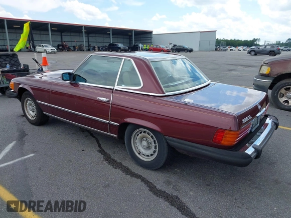 1985 Mercedes-Benz 380 z VIN WDBBA45C0FA026342, wystawiony jako IAAI lot #42197536 z przebiegiem 116 373 mil mil oraz . Historia ofert i sprzedaży dostępna na DreamBid. Obrazek 3.