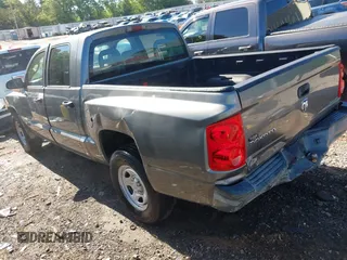 2006 Dodge Dakota ST z VIN 1D7HE28K76S560008, wystawiony jako IAAI lot #42176260 z przebiegiem 199 518 mil mil oraz . Historia ofert i sprzedaży dostępna na DreamBid. Obrazek 3.