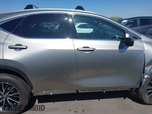 2024 Lexus NX 350 Premium z VIN 2T2GGCEZ3RC049310, wystawiony jako IAAI lot #42551581 z przebiegiem 12 938 mil mil oraz . Historia ofert i sprzedaży dostępna na DreamBid. Obrazek 13.
