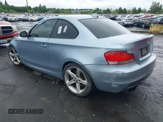 2010 BMW 1 Series 135i z VIN WBAUC7C5XAVK96378, wystawiony jako IAAI lot #42249530 z przebiegiem Nie podano mil oraz . Historia ofert i sprzedaży dostępna na DreamBid. Obrazek 3.