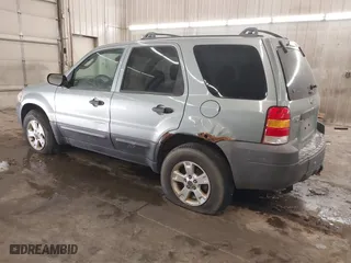 2005 Ford Escape XLT with VIN 1FMYU93165KA74210, listed as a IAAI auction lot 41388896 with 209,807 mi miles. Bid and sale history available at carsss.com. Image 3.