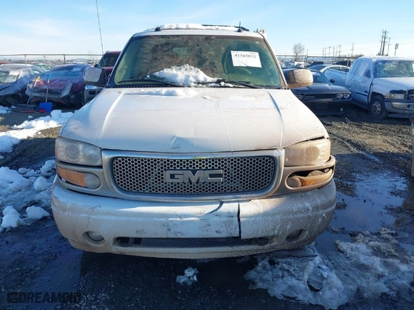 2005 GMC Yukon Denali with VIN 1GKEK63U45J175021, listed as a IAAI auction lot 41565852 with 112,203 mi miles. Bid and sale history available at carsss.com. Image 6.