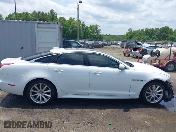 2016 Jaguar XJ R-Sport z VIN SAJWJ1CD6G8V95512, wystawiony jako IAAI lot #42428982 z przebiegiem 128 668 mil mil oraz . Historia ofert i sprzedaży dostępna na DreamBid. Obrazek 14.