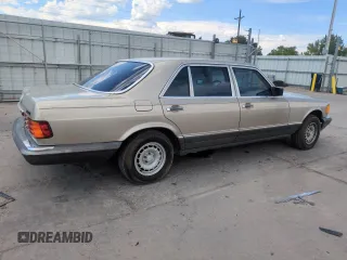 1985 Mercedes-Benz 500 SEL z VIN WDBCA37D4FA159349, wystawiony jako Copart lot #56601725 z przebiegiem 168 327 mil mil oraz Czysty tytuł • Clean title. Historia ofert i sprzedaży dostępna na DreamBid. Obrazek 3.