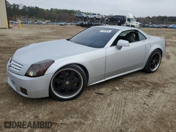 2005 Cadillac XLR z VIN 1G6YV34AX55603706, wystawiony jako Copart lot #81643824 z przebiegiem 84 951 mil mil oraz Czysty tytuł • Clean title. Historia ofert i sprzedaży dostępna na DreamBid. Obrazek 1.