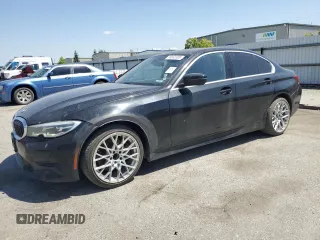 2020 BMW 3 Series 330i z VIN WBA5R1C01LFH38579, wystawiony jako Copart lot #56032305 z przebiegiem 105 914 mil mil oraz Czysty tytuł • Clean title. Historia ofert i sprzedaży dostępna na DreamBid. Obrazek 1.