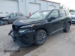 2025 Nissan Rogue S z VIN 5N1BT3AB2SC833281, wystawiony jako IAAI lot #42410948 z przebiegiem 1 389 mil mil oraz . Historia ofert i sprzedaży dostępna na DreamBid. Obrazek 18.