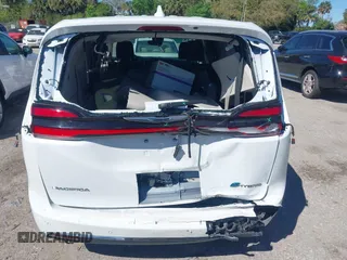 2022 Chrysler Pacifica Hybrid Limited with VIN 2C4RC1S74NR112960, listed as a IAAI auction lot 41584818 with 22,040 mi miles and . Bid and sale history available at DreamBid. Image 16.