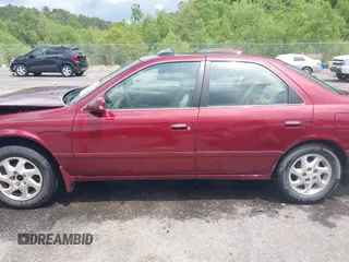 2000 Toyota Camry CE z VIN JT2BG22K3Y0521541, wystawiony jako IAAI lot #42074772 z przebiegiem 144 587 mil mil oraz . Historia ofert i sprzedaży dostępna na DreamBid. Obrazek 14.