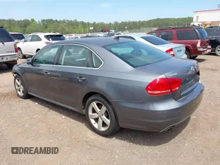 2013 Volkswagen Passat SE z VIN 1VWBP7A39DC100136, wystawiony jako IAAI lot #42071240 z przebiegiem 251 825 mil mil oraz . Historia ofert i sprzedaży dostępna na DreamBid. Obrazek 3.