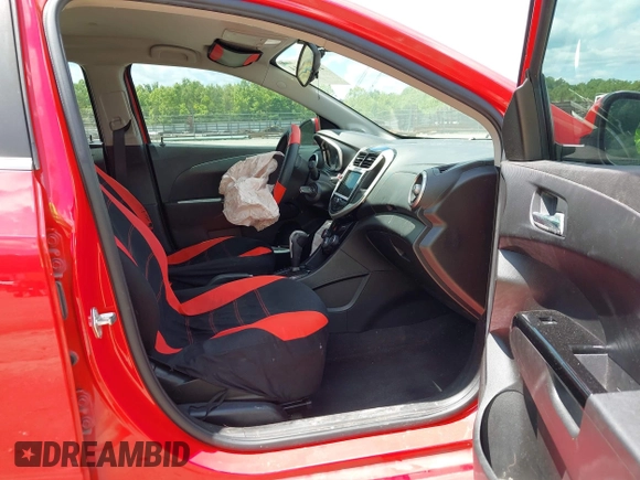2018 Chevrolet Sonic LT z VIN 1G1JD6SH6J4120998, wystawiony jako IAAI lot #42270614 z przebiegiem 56 587 mil mil oraz . Historia ofert i sprzedaży dostępna na DreamBid. Obrazek 5.