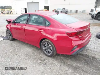 2024 Kia Forte LXS z VIN 3KPF24ADXRE830874, wystawiony jako IAAI lot #41910555 z przebiegiem 8708 mil mil oraz . Historia ofert i sprzedaży dostępna na DreamBid. Obrazek 3.
