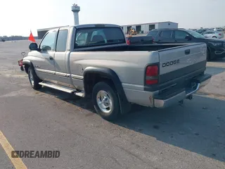 1998 Dodge 1500 z VIN 1B7HC13Y7WJ121175, wystawiony jako IAAI lot #42380600 z przebiegiem 108 539 mil mil oraz . Historia ofert i sprzedaży dostępna na DreamBid. Obrazek 3.